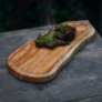 Kép 4/4 - vagodeszka-sajttal-olajfa-steak-board-4045-cm
